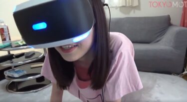 【盗撮_イベント】VR動画を見させてイタズラ② ゴーグル付けてるから 胸チラやパンチラ見放題！！