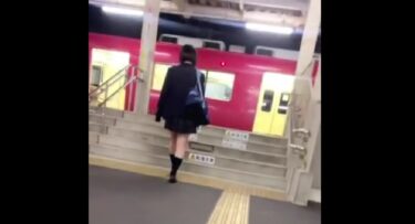 【盗撮_パンチラ】JKが電車に乗るところを追っかけ☆まさかの対面パンチラで盗撮バレ☆見せつけてきてじっくり堪能♪