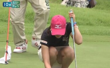 【盗撮_パンチラ】ピンクのキャップが可愛い☆女子ゴルフは見所が盛りだくさん☆しゃがんだ瞬間にホールインワン☆