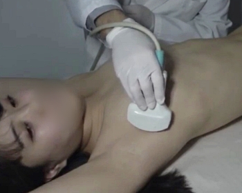 【診察】女子校生の乳房を揉みしだく医者の猥褻な検診