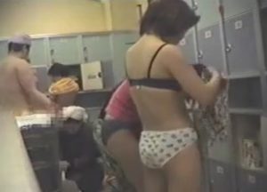 【盗撮_脱衣所】即削除注意！銭湯の女湯脱衣所で素人娘たちが次々と全裸で撮影される貴重な映像。