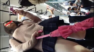 【盗撮_パンチラ】ミニスカJKの美脚とパンツを逆さ撮り