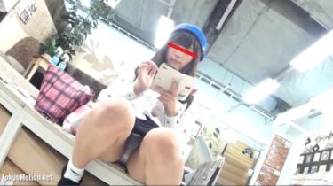 【盗撮_パンチラ】可愛すぎるロー系私服女子！パンツは前から見放題…。