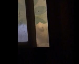【盗撮_風呂】窓の隙間から素人娘のおっぱいを盗撮！激ヤバ民家盗撮動画がSNSで公開され話題に。
