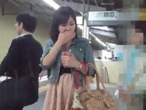 超危険人物たちのスカートめくりパンティ！駅のエスカレーターで犠牲になった若い素人ギャルはこちら