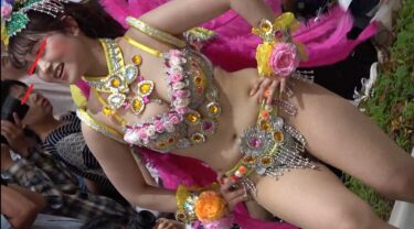 【盗撮_イベント】神戸サンバでピンクと黄色の花衣装のムッチリ巨乳美女を発見