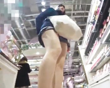 【盗撮_パンチラ】清純そうな女子校生の過激パンチラを隠し撮り