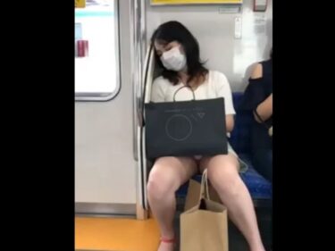 【パンチラ盗撮】電車でうたた寝するミニスカートの素人娘、たちまちパンチラ盗撮の対象に