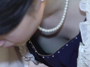 【胸チラ盗撮】結婚式場で発見！胸チラパンチラ映像