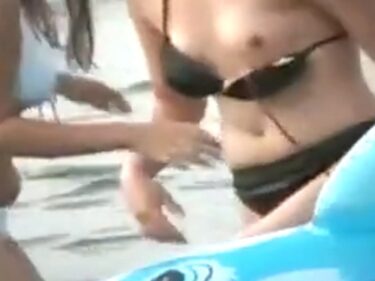 【胸チラ盗撮】海辺のビーチでたまに見られるビキニギャルのポロリハプニングがエロ過ぎる！