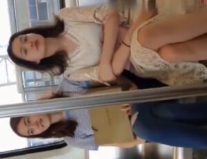 【パンチラ盗撮】電車で対面に座った美女のアソコをじっくり隠し撮り