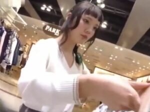 【パンチラ盗撮】笑顔がキュートな女性店員を逆さ撮り！こんな女の子に接客されたい