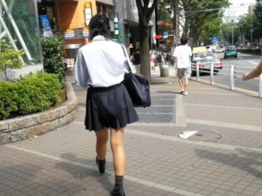 【JKパンチラ盗撮】かわいい制服JKたちが、日常的にスカートをめくられ、パンティを変態に見られているという事実……