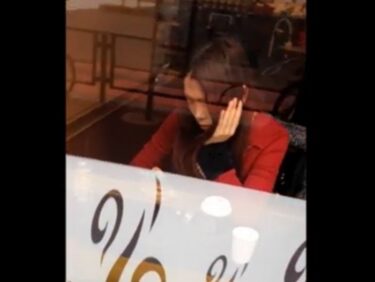 【パンチラ盗撮】オシャレなカフェで休憩中の美女がパンティを撮られる一部始終