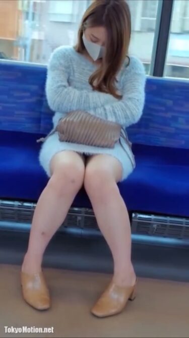 【パンチラ盗撮】電車内で美女の水色Pを対面で盗撮。