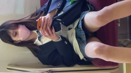 【JKパンチラ盗撮】電車に乗っていた美少女JKを対面隠し撮り