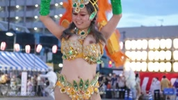 【胸チラ盗撮】サンバフェスティバルで踊っていた美女が過激なダンスで乳首をポロリ！