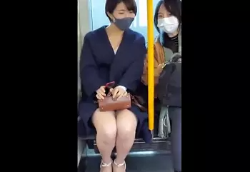 【パンチラ盗撮】対面の女性達を隠し撮りしていたら盗撮バレ！笑顔でパンツをみせてくれた