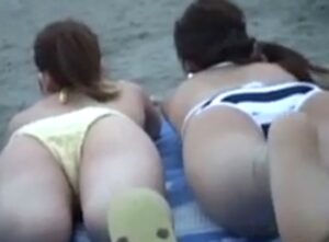 ビーチで仰向けに寝ている女性のお尻をこっそり撮影！