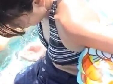 【胸チラ盗撮】レジャープールで水着ママの乳首を撮影した伝説のビデオ、今はもう見られない…