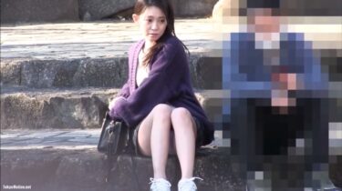 【しゃがみパンチラ盗撮】階段で座ってる美人のパンチラを対面盗撮