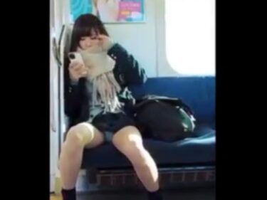 【JKパンチラ盗撮】電車で出会った超絶美少女JKの対面パンチラ盗撮に成功！でもこれ”盗撮バレ”してるよな・・・