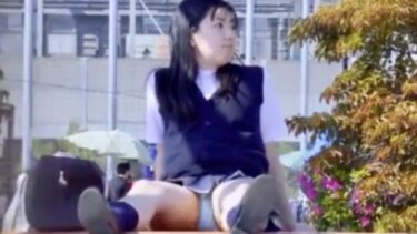 【JKパンチラ盗撮】学校のベンチに座っていたイケメンJKが、ミニスカートですでに見えているにもかかわらず、後ろから脚を突き出してスカートをまくり上げ、開脚していた。