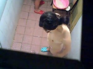 《盗撮動画》お風呂場の窓からこっそり覗き見。ガチ素人女子の全裸入浴シーンの隠し撮り大成功