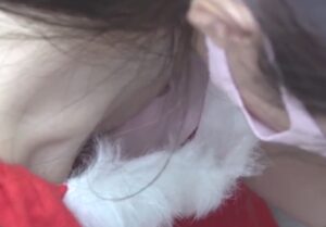 【胸チラ盗撮】サンタコスプレしたお姉さんのぺちゃぱい乳首盗撮！