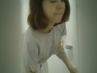 【トイレ盗撮】真面目な女子大生がトイレで足を大きく開き、剛毛を丸出しにして用を足す。