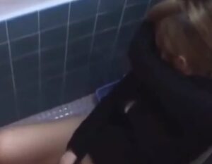 病棟女子トイレフリーハンド盗撮映像。ナースの性欲処理現場に遭遇！
