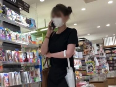 S級美女の一瞬の隙を突いてパンチラ盗撮！スマホ盗撮常習犯の巧妙な手口をご覧ください…