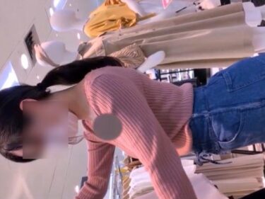 【リアル盗撮】美人ショップ店員胸チラ映像！ニットの隙間から覗き込まれて乳首ちゃんもコンニチワｗｗｗ