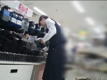 デパートで仕事中のショップ店員のロングスカートをパンチラ盗撮した映像