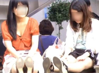 街中で路肩に腰かけていた素人お嬢さん二人組の股間からパンチラを発見