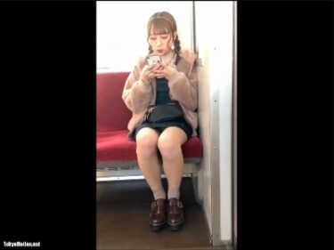 【リアル盗撮】『これがリアルな盗撮…』タイトスカートのJDギャルを電車内でスマホを使ってパンチラ盗撮したリアル映像…