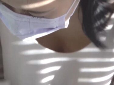 専業主婦の奥さまの胸チラ隠し撮り！前かがみサービスショットで乳首ちゃんポロリ